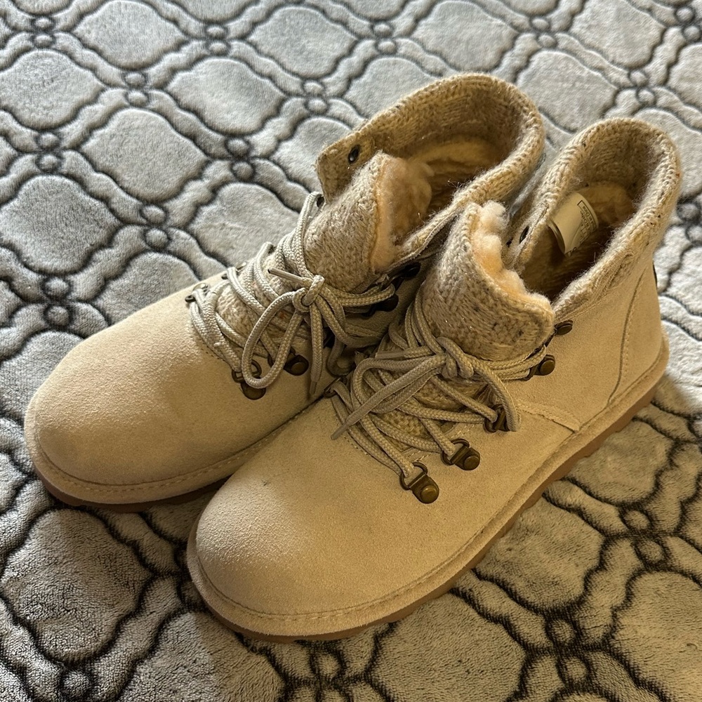 BearPaw Boots Size 9 worn maybe once